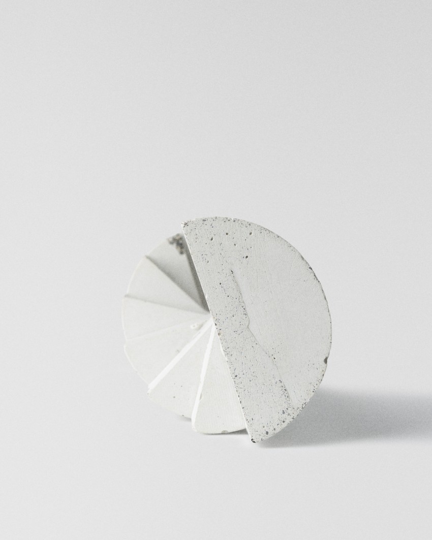 Trophée On Squad Race World Series 2026 en béton avec caoutchouc recyclé, forme modulaire empilée