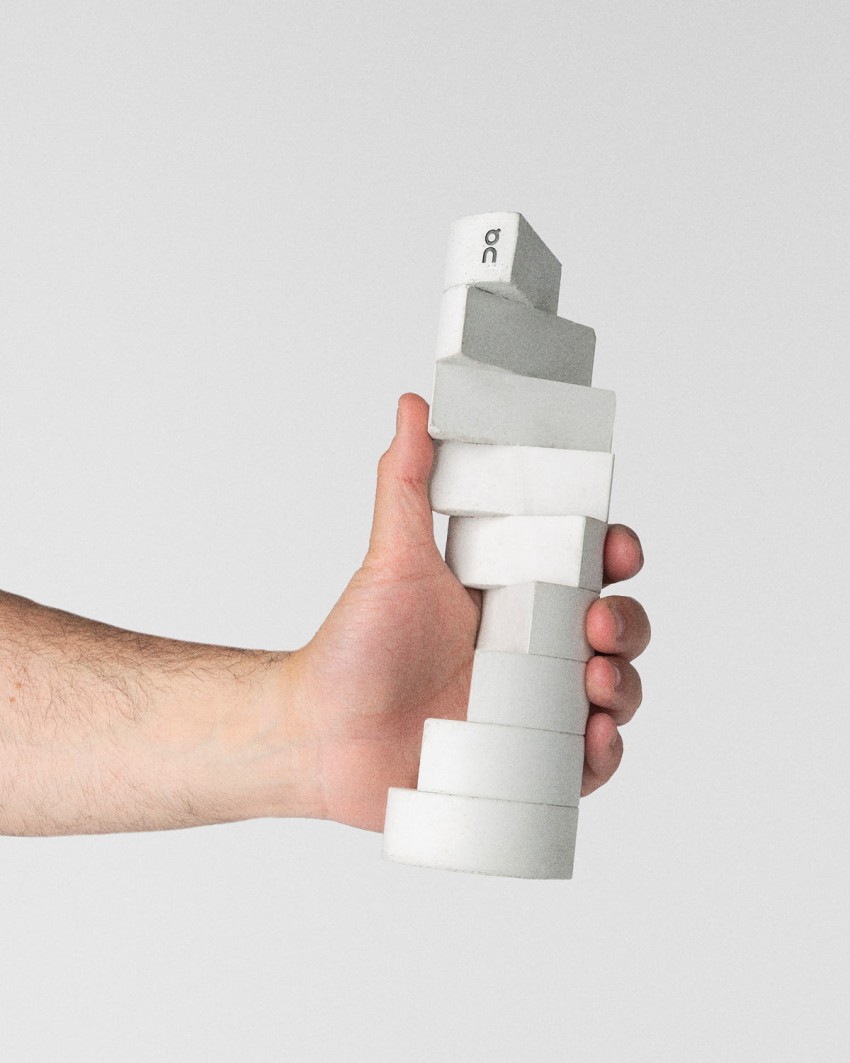 Trophée On Squad Race World Series 2026 en béton avec caoutchouc recyclé, forme modulaire empilée