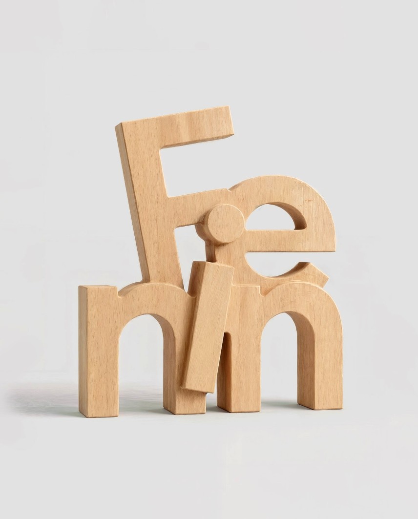 Trophée Fenin 2026 en bois de hêtre FSC avec typographie tridimensionnelle, conçu et fabriqué par fraisage CNC