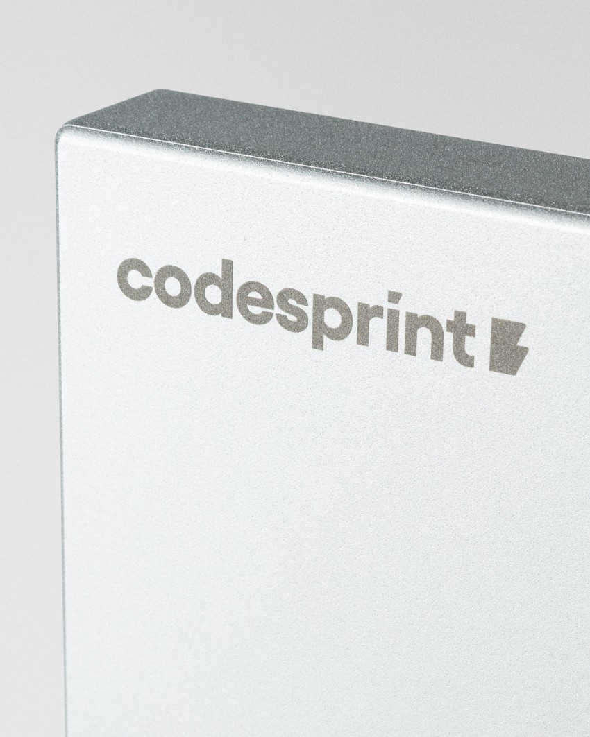Détail de la gravure laser du trophée Codesprint Hackathon 2026 Sustain Awards