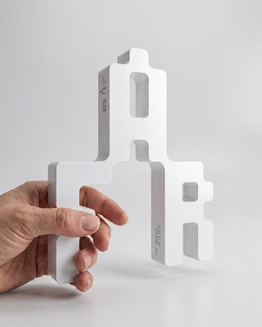 Trophée sur mesure pour Diari ARA – Premis FAR, 2026, fabriqué par Sustain Awards, tenu d’une main