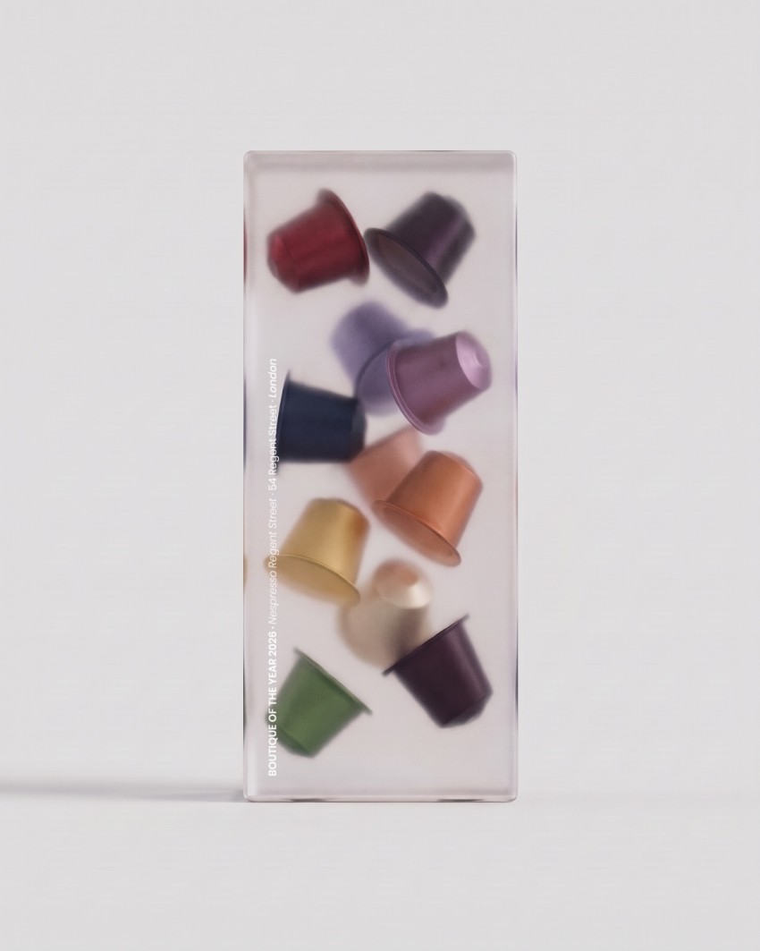 Trophée Nespresso, 2026 - Inclusion dans le Plexiglas, vue de face