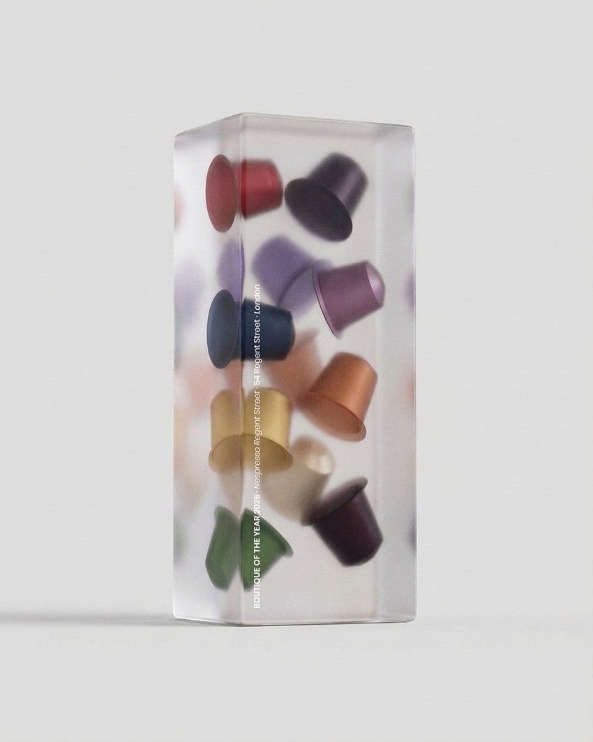 Trophée Nespresso, 2026 - Inclusion dans le Plexiglas, vue en angle