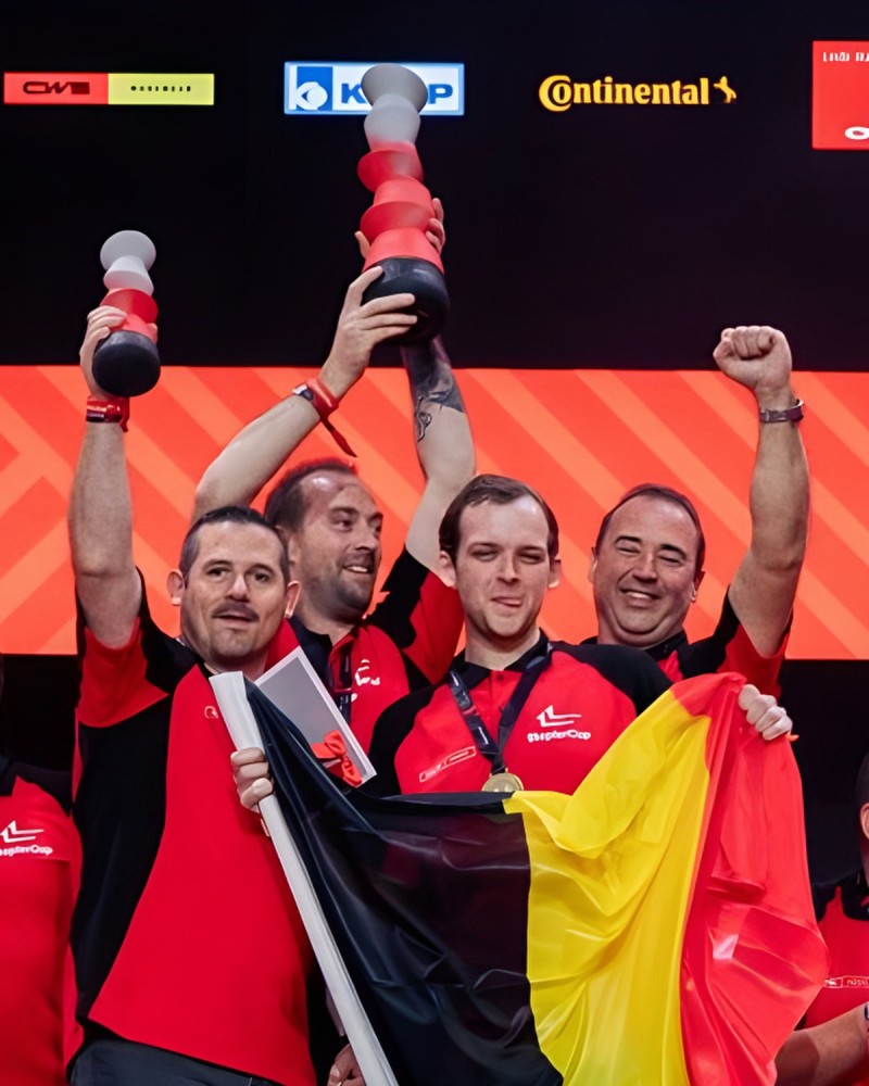 Trophée sur mesure StaplerCup, 2026 – dégradé du gris au rouge sur base en caoutchouc recyclé, fabriqué par Sustain Awards 2