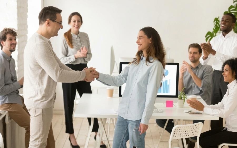 Récompenses non monétaires : le guide pour reconnaître le talent au-delà du salaire